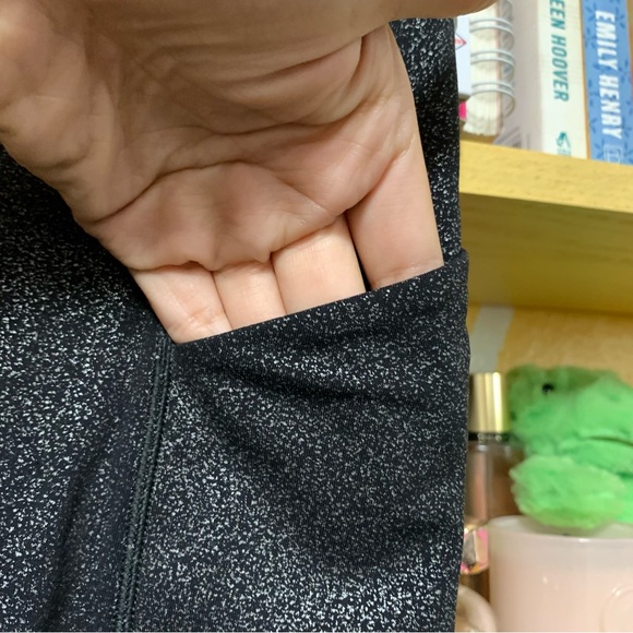 Lululemon Speed Up Tight Full-On Luxtreme 28" in Luminosity Foil Black Silver - Picture 6 of 11